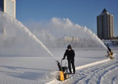 使用扫雪机的时候有很多的注意问题